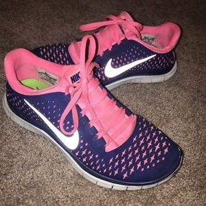 Women’s Nike tennis shoes